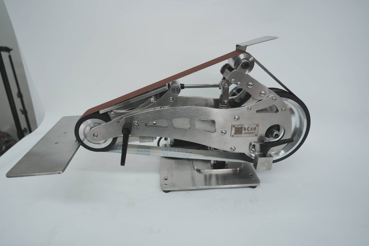 Vertical and horizontal multifunctional belt sanding machine