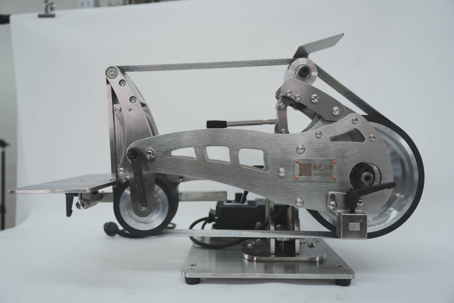 Vertical and horizontal multifunctional belt sanding machine