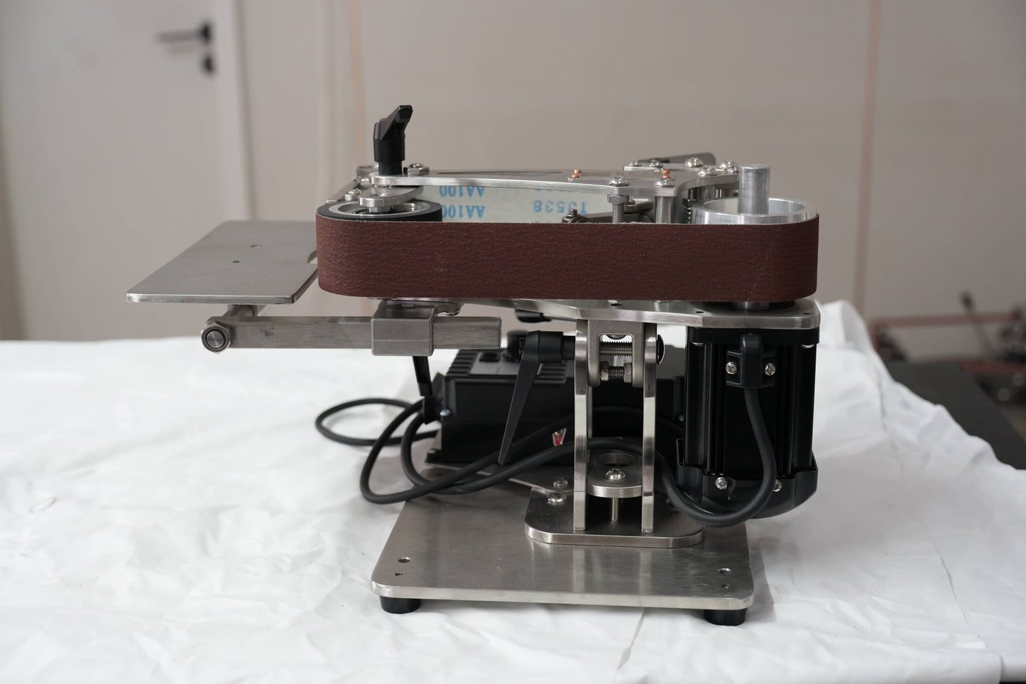 Vertical and horizontal multifunctional belt sanding machine